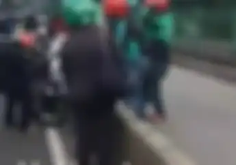 Heboh, Video Pengendara Ojek Online Angkat Motor Lewati Separator Karena Ada Razia