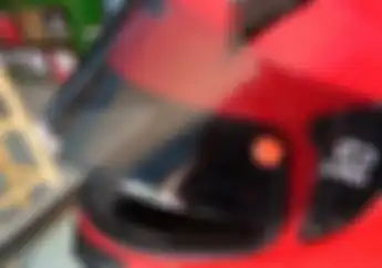 Nih Cara Merawat Visor Helm Saat Musim Hujan, Jangan Asal Gosok Bro!