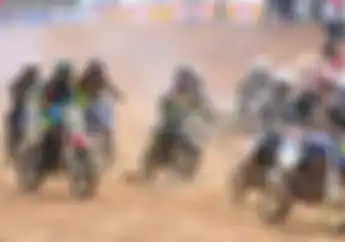 Bikin Ngilu, Ini Video Wanita Dihajar Motor Grasstrack Saat Melintas