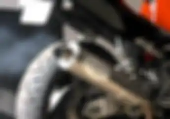 Waspada! Ini Penyebab Knalpot Motor Keluar Asap Putih dan Hitam