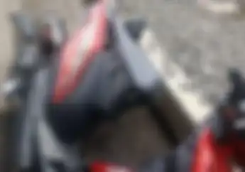 Ngeri! Video Detik-detik Pengendara Motor Dihajar Kereta Api di Bandung