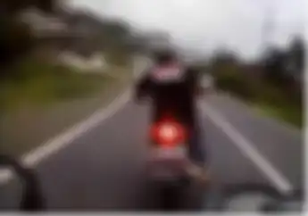 Ngeri! Video Detik-detik Pengendara Motor Terjungkal Karena Tersangkut Tali Tambang