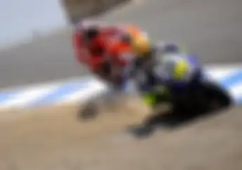 Menegangkan!  Video Duel Valentino Rossi vs Casey Stoner MotoGP AS 2008, The Doctor Nyaris Celaka!