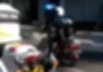 Bahaya! Video Standing Disamping Polisi, Pengendara Honda C70 Ini Malah Kegirangan