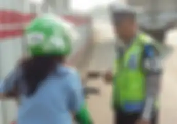 Waduh! Terobos Jalan Tol dan Ditangkap Polisi, Pengendara Gojek Ini Dibanjiri Komentar Netizen