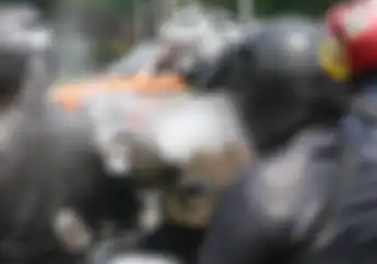 Bahaya! Merokok Sambil Naik Motor Penyebab Tertinggi Kecelakaan