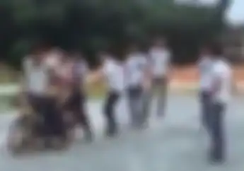 Jangan Ditiru! Video 9 Orang Dewasa Naik 1 Motor? Lihat Apa yang Terjadi