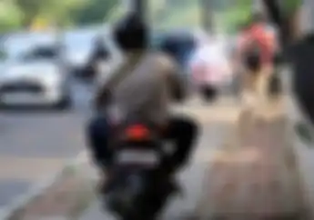 Enggak Sadar Bahaya,  Pengendara Motor Ini Malah Asyik Bercanda Sambil Melindas Genangan Air