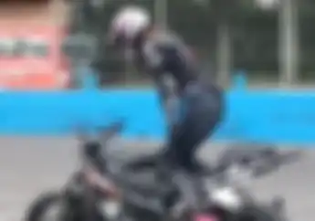 Skill Tingkat Dewa! Perempuan Ini Lakukan Aksi Berbahaya di Atas Motor