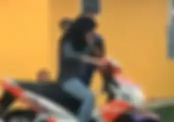 Bahaya! Video Anak Kecil Putar Gas Motor,  Seorang Ibu Malah Terpelanting 
