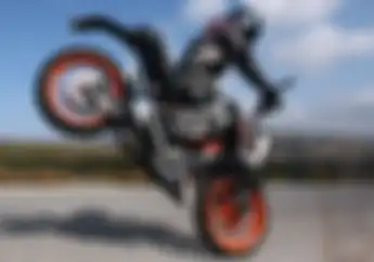 Gokil! Video Cewek Seksi Pose Disamping Motor Gede yang Lakukan  Stoppie
