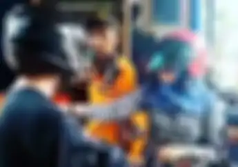 Pengendara Motor Ribut Dengan Petugas Parkir, Tanpa Diduga Istrinya Harus Menerima Ini