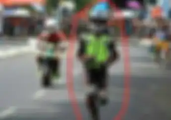 Bukan Minta Maaf Malah Kabur Usai Dilempar Karung, Pembalap Pemakai Rompi Polisi Ini Dikecam Netizen
