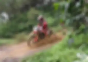 Motor Trail Dipakai Melibas Banjir? Ketahui Dulu Nih Batas Amannya Biar Enggak Mogok