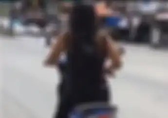 Kocak! Video Emak-emak Jaman Now Geber-geber Motor, Aksinya Berhenti Setelah Dihampiri Ini