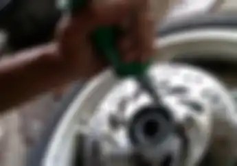 Gunakan Tool Khusus Untuk Membuka Baut Cakram, Biar Nggak Selek