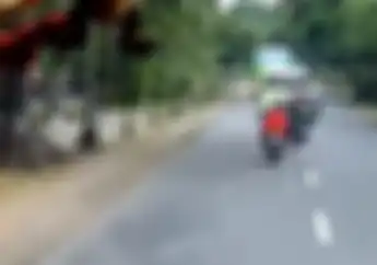 Ngeri! Video Detik-detik Rombongan Turing Salah Perhitungan Saat Menyalip Mobil, Lihat Apa yang Terjadi