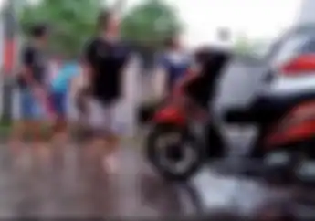 Miris! Video Pengendara Motor Hajar Tiang Listrik, Lah yang Ditolong Tiang Listrik sama Motornya