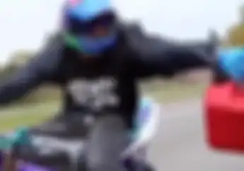 Edan! Cuma Orang Ini yang Bisa Naik Motor Sambil Isi Bahan Bakar Pakai Jerigen, Lihat Videonya