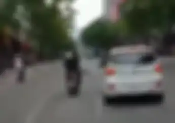 Gokil! Video Orang Aneh Pecahin Kaca Spion Mobil, Kalau di Indonesia Bisa Kelar Hidupnya