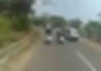 Ckckck! Video Scooterist Menikung Ala Marc Marquez, Aksinya Berhenti di Depan Toyota Avanza
