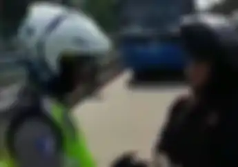 Video Pengendara Motor Ribut sama Polisi, Masuk Jalur Busway Enggak Terima Ditilang dan Tanya Surat Tugas