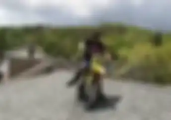 Jangan Ditiru! Video Orang Aneh Naik Motor di Atap Rumah, Ternyata Ini yang Terjadi Kemudian