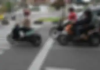 Waduh! Pengendara Motor Curhat sama Polisi, Boleh Enggak Nabrak Penerobos Lampu Merah?