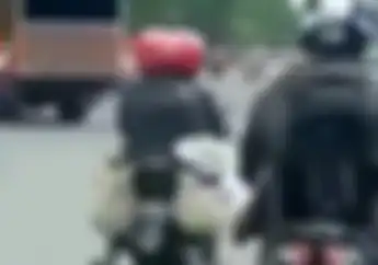 Kocak! Video Pengendara Ini Enggak Sadar Ada 'Perabotan Cewek' Tersangkut di Motornya