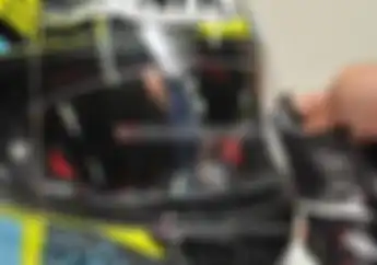 Pandangan Tetap Jelas Saat Riding Hujan-hujanan, Ini Dua Cara Mencegah Visor Helm Berembun