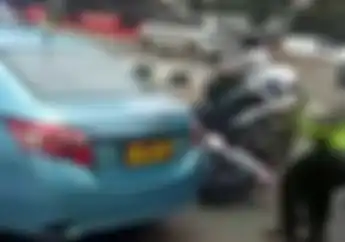Astaga! Video Detik-detik Polisi Terseret Taksi, Netizen Malah Serang Polisi
