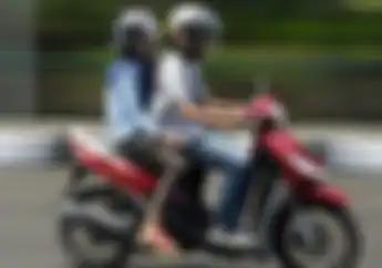 Astaga! Pengendara Motor Ini Gak Sadar Kalau Dirinya Membonceng Pocong 