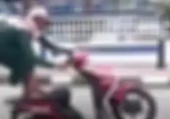 Ngeri! Video Pak Ustad Pamer Aksi Wheelie di Jalan Raya, Gak Mau Kalah Sama Kids Jaman Now