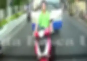 Waduh! Pengendara Motor Tidak Mau Disalip Bus, Akhirnya Ini yang Dilakukan Sopir Bus 