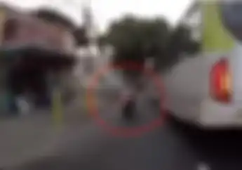 Mengerikan! Video Detik-detik Pengendara Motor Tergilas Bus, Ajaibnya Tidak Terluka Sedikitpun