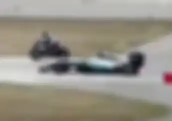 Wow! Video Motor Sport Lawan Mobil F1 di Lintasan Sirkuit, Ternyata Ini Dia Pemenangnya