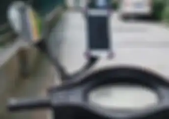 Awas! 2 Bulan Penjara Buat Pengendara Motor yang Pakai Braket Ponsel di Motor, Ini Pasalnya