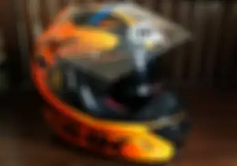 Trik Paling Gampang Hilangkan Embun di Kaca Helm Saat Hujan