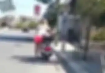 Kocak! Video Cewek Engkol Motor, Jelas Enggak Hidup Bukan Engkol Malah Standar Tengah yang Diinjak
