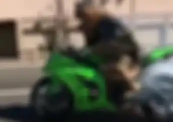 Astaga! Video Sosok Genderuwo Naik Kawasaki Ninja Sambil Burn Out