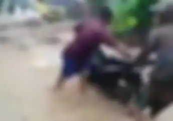 Waspada!  Video Detik-detik Banjir Bandang di Pacitan, Motor Seorang Warga Hampir Terseret