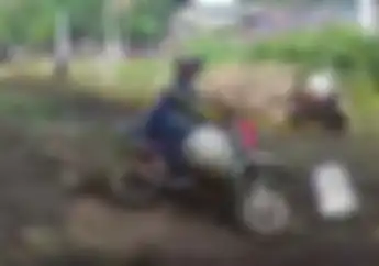 Bukan Lempar Karung! Simak Langsung Video Balapan Motor Karung yang Sebenarnya