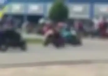 Tragis! Video Detik-detik Pembalap Masuk Got Sirkuit Saat Kecepatan Tinggi, Ini Kondisi Pembalapnya