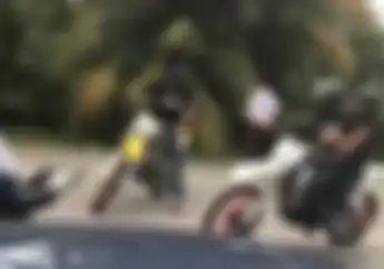 Gokil! Rombongan Motor Terobos Razia, Polisi Hampir Nyerah