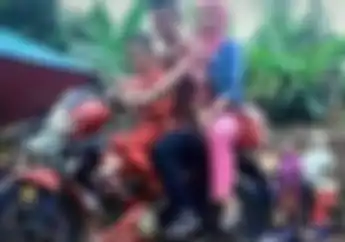 Aksi Berbahaya Emak-emak Jaman Now, Kedua Kakinya Mampu Angkat Suzuki Satria F150