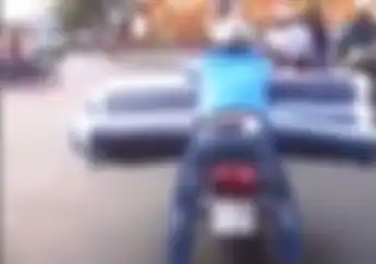 Bawa Tumpukan Karpet Pakai Motor di Jalanan Macet? Cuma Orang Ini yang Bisa, Simak Videonya