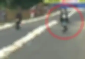 Kocak, Video Pembalap Dragbike Ini Pakai Jurus Superman, Tetep Kalah!