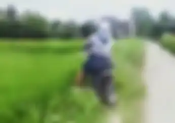 Video Kocak Emak-emak Jaman Now Belajar Naik Motor, Malah Berakhir di Sawah