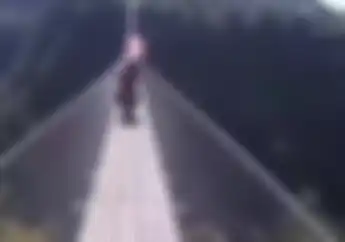 Ngeri! Siapa yang Berani Naik Motor di Jembatan Begini? Bikin Jantung Mau Copot, Simak Videonya