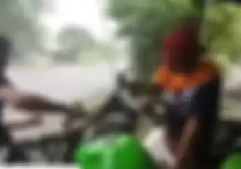 Gokil! 2 Remaja Sengaja Hantam Tangki Kawasaki Ninja Pakai Palu Cuma Buat Lakukan Hal Ini